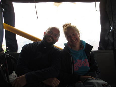 Hobbelend en wiegend door de duinen
